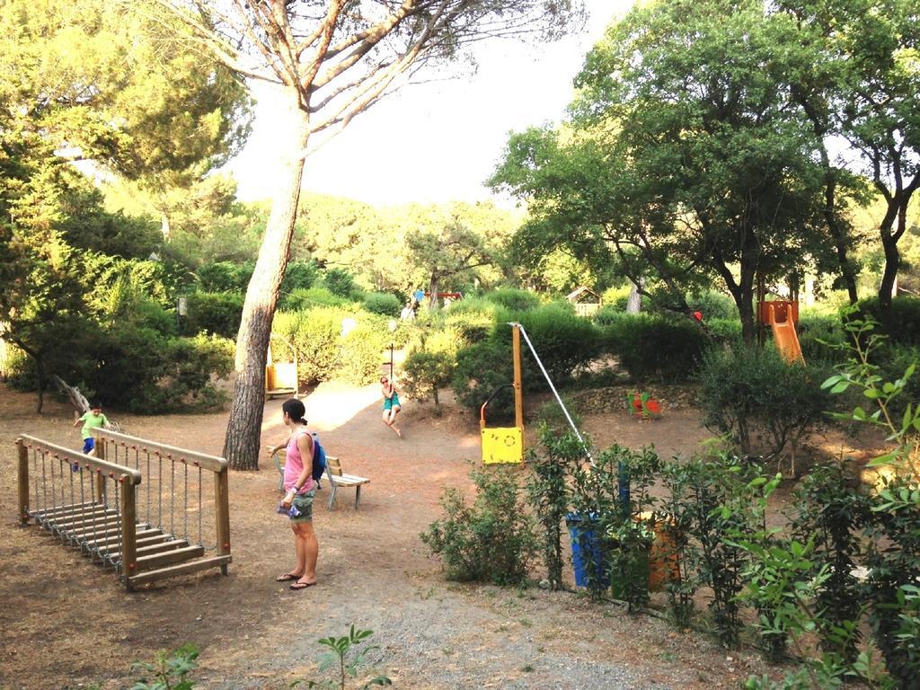 מרינה די ביבונה Le Esperidi Camping Ecoresort מראה חיצוני תמונה